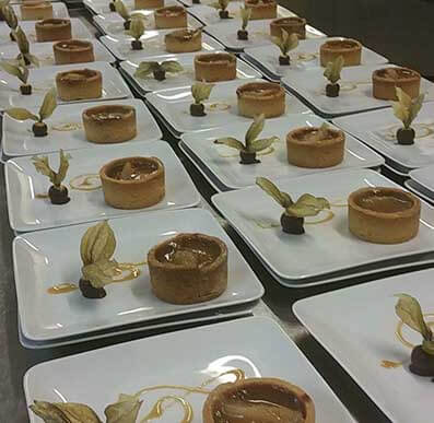 Assiettes de plat de viande et accompagnement